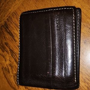 Mens used Fossil wallet. Leather brown. Lots of pockets and spaces.